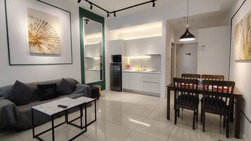 Deluxe Studio Suite, City View | Ruang tamu