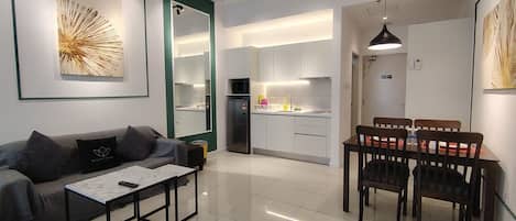 Deluxe Studio Suite, City View | Living area