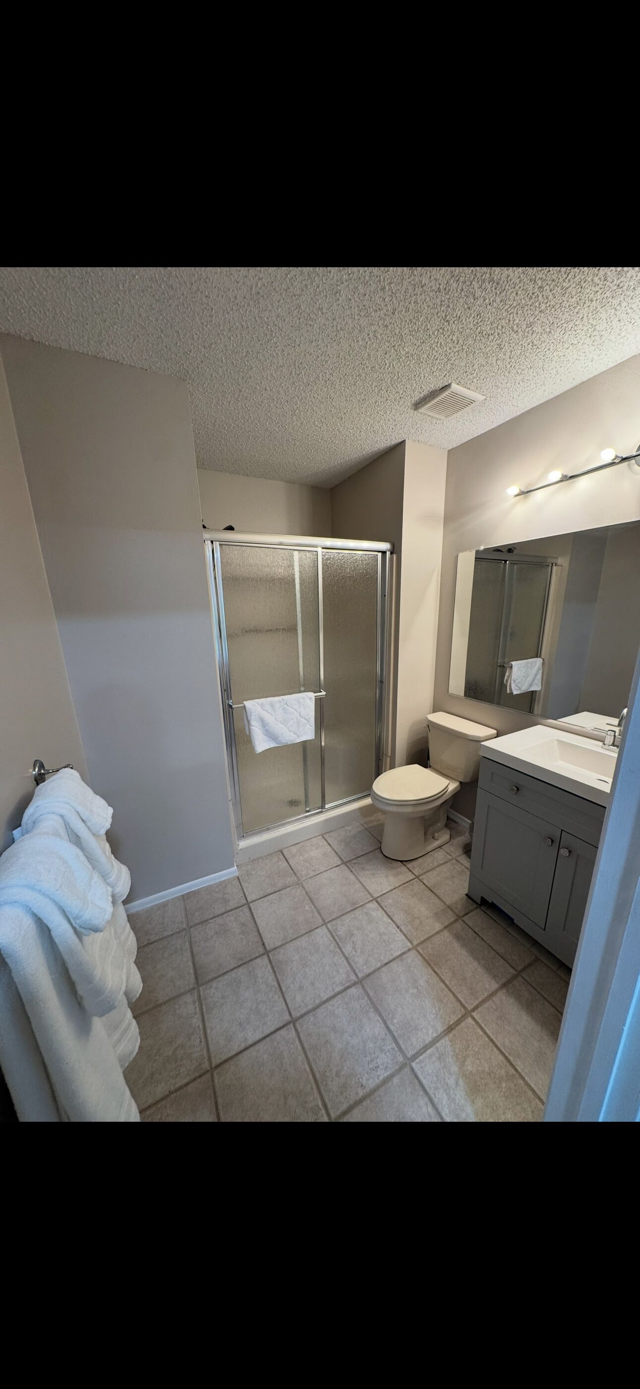 Suihku, hiustenkuivaaja, pyyhkeet, saippua