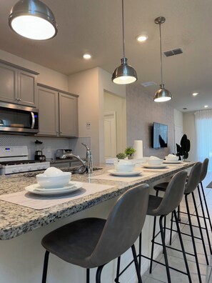 Een magnetron, een oven, een kookplaat, een vaatwasser