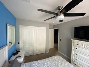 3 bedrooms, iron/ironing board, travel crib, free WiFi - Modern Townhouse | Walk to Kaiser and Mall (Modesto)