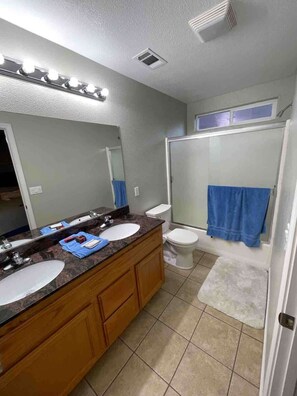 Shower, hair dryer, shampoo - Modern Townhouse | Walk to Kaiser and Mall (Modesto)