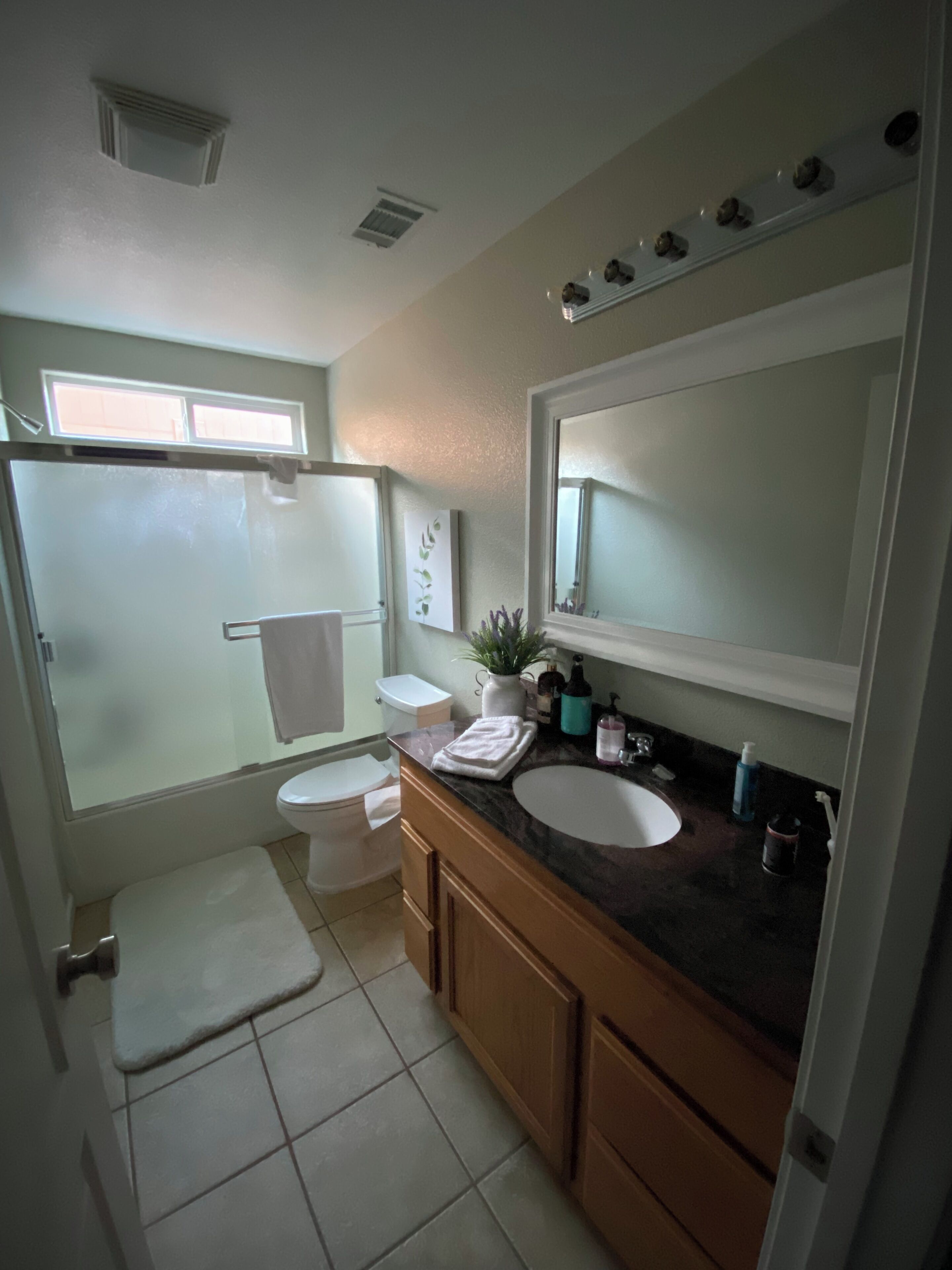 Haartrockner, Handtücher, Seife, Toilettenpapier