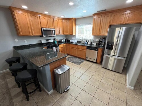Fabulous 3-bedroom townhome with AC in Modesto