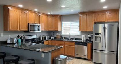 Modern Townhouse | Walk to Kaiser and Mall
