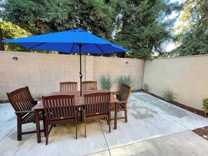 Outdoor dining - Modern Townhouse | Walk to Kaiser and Mall (Modesto)