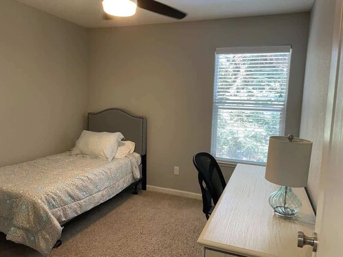 Modern Townhouse | Walk to Kaiser and Mall