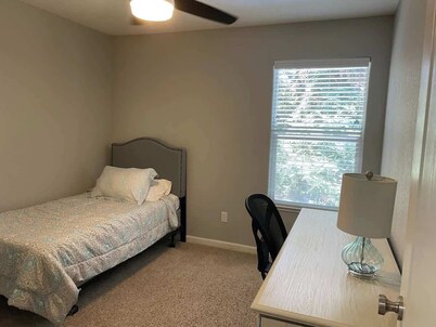 Modern Townhouse | Walk to Kaiser and Mall
