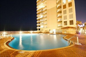 Una piscina techada, una piscina al aire libre