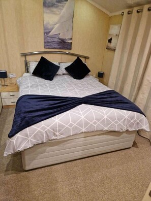 2 dormitorios, decoración individual, mobiliario individual