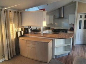 Cookware/dishes/utensils - Cayton Bay Caravan Park - Holiday Accommodation 17608 (Scarborough)