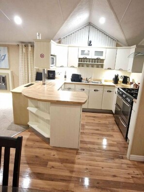 Cookware/dishes/utensils - Cayton Bay Caravan Park - Holiday Accommodation 17608 (Scarborough)