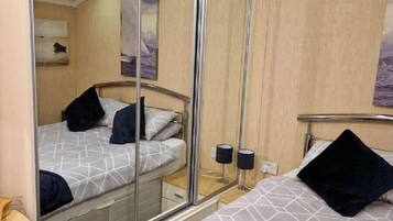 2 Schlafzimmer, individuell dekoriert, individuell eingerichtet