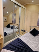 2 dormitorios, decoración individual, mobiliario individual