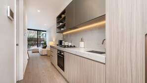 Fridge, oven, stovetop, dishwasher