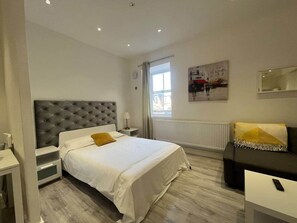 1 dormitorio, tabla de planchar con plancha, wifi y ropa de cama