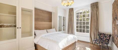 3 عدّة غرف نوم ومكواة/لوح كي وواي فاي وملاءات أسرّة