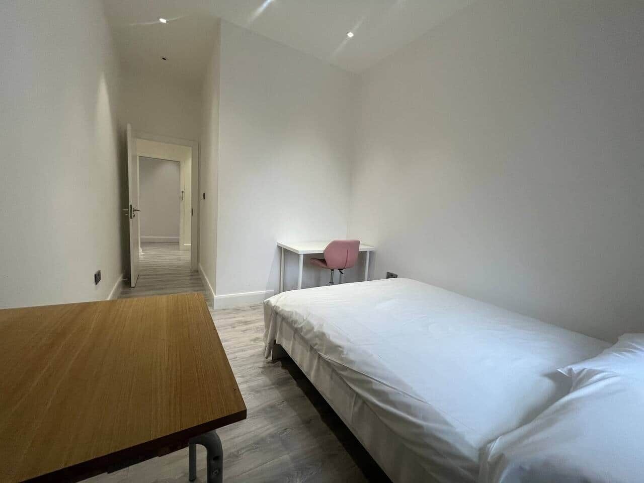 3 makuuhuonetta, silitysrauta/-lauta, Wi-Fi, vuodevaatteet