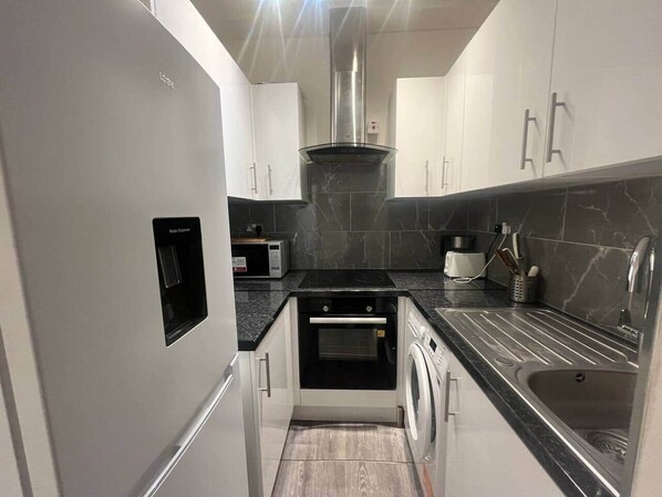 Fridge, microwave, oven, stovetop - Modern 1-Bed flat Ground Floor – Prime Maida Vale (London)