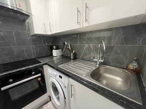 Réfrigérateur, four à micro-ondes, un four, surface de cuisson