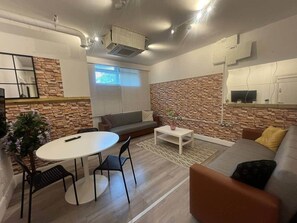 TV - Modern 1-Bed flat Ground Floor – Prime Maida Vale (London)