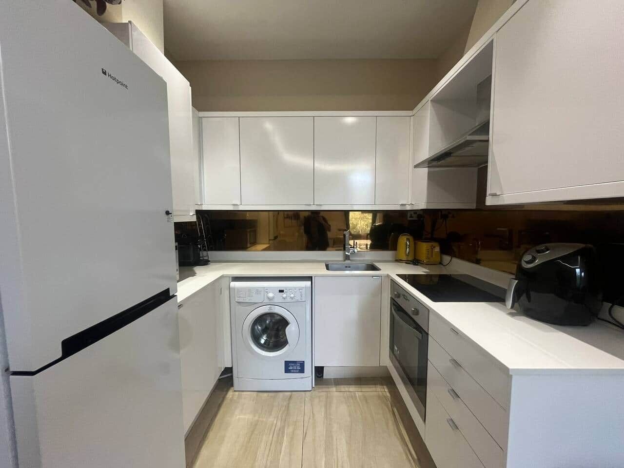 Kylskåp, mikrovågsugn, ugn och spishäll