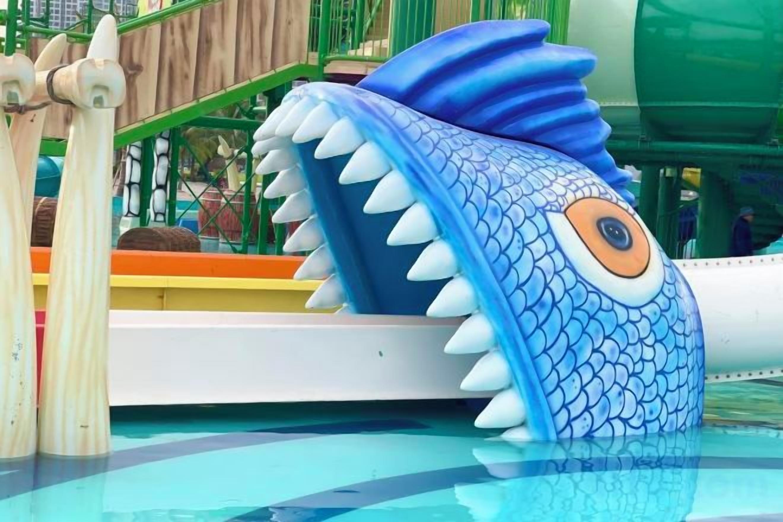 Piscina com escorregador em formato de tubarão.