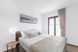 4 bedrooms, desk, iron/ironing board, free WiFi