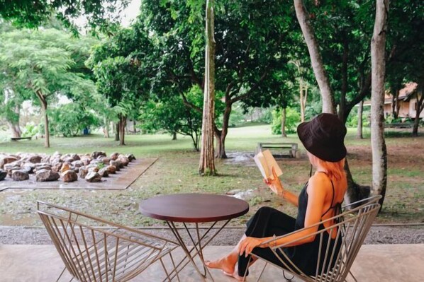 Outdoor dining - Loogmai Guesthouse (Chiang Khan)