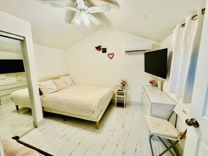 Desk, iron/ironing board, WiFi, bed sheets