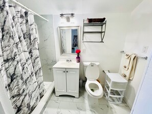 Serviettes fournies, savon, shampoing, papier toilette