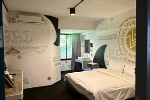 Et moderne hotelværelse med seng, skrivebord og badeværelse.