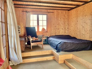 3 bedrooms, iron/ironing board, internet, bed sheets