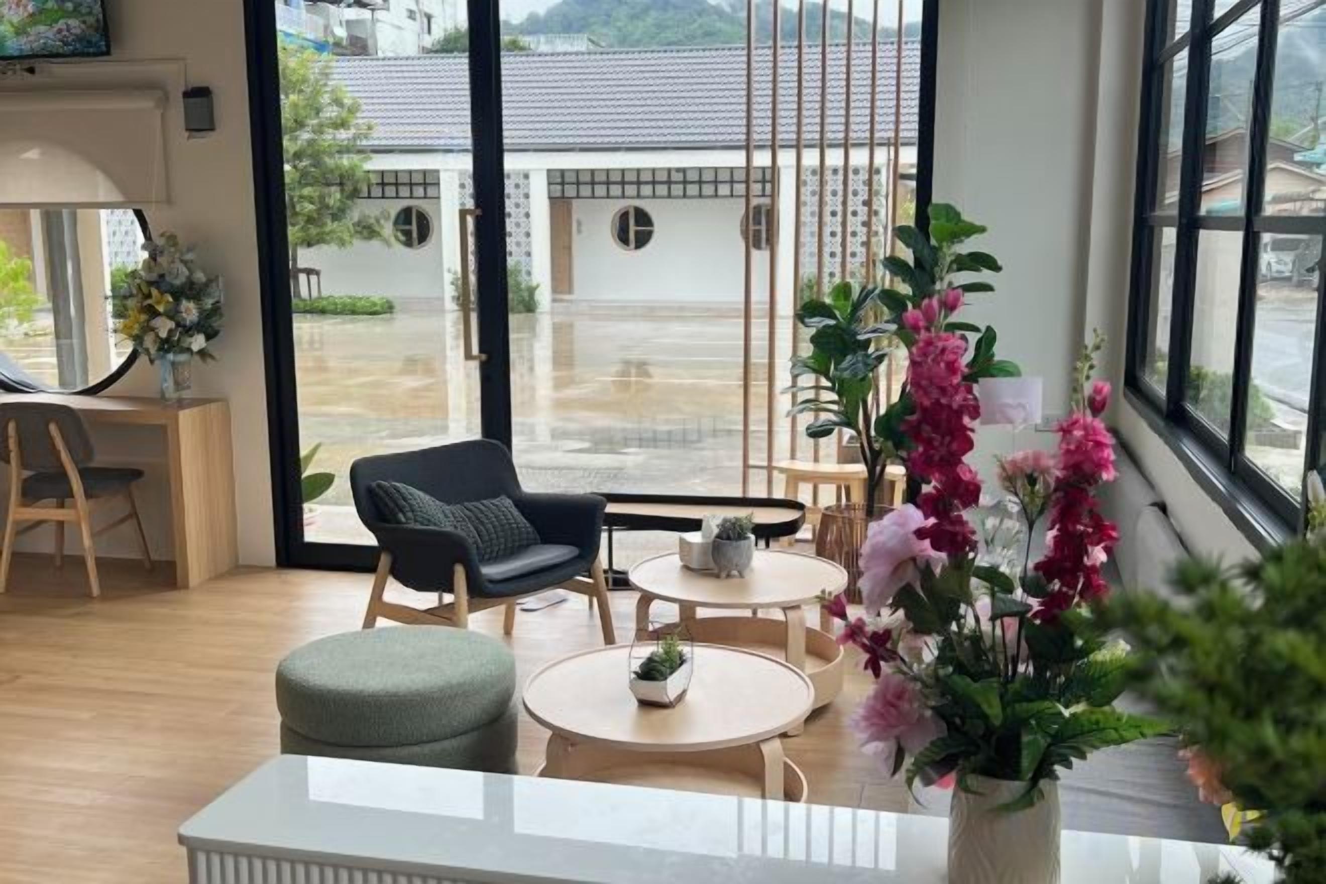 Un intérieur moderne avec un coin salon, une petite table et une vue à travers une porte vitrée.