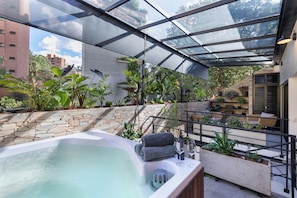 Outdoor spa tub