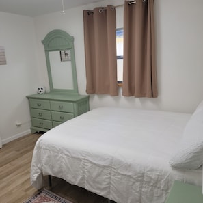 Iron/ironing board, WiFi, bed sheets