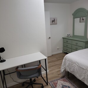 3 habitaciones, tabla de planchar con plancha, wifi y ropa de cama