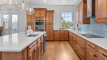 Frigorífic, microones, forn i placa de cuina