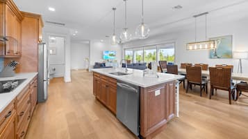 Frigorífic, microones, forn i placa de cuina