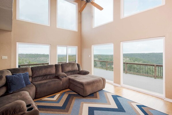 TV, DVD player - Cliffside at Canyon Lake - Monthly Rental (New Braunfels)