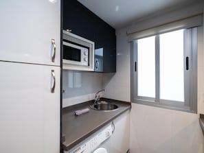 Réfrigérateur, micro-ondes, cafetière/bouilloire, grille-pain