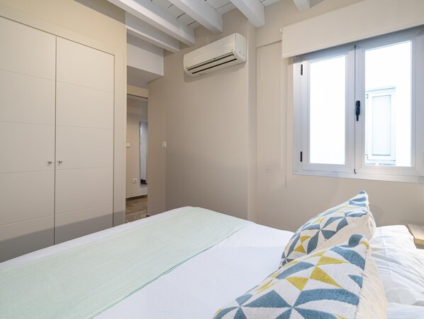 Tabla de planchar con plancha, Internet, ropa de cama
