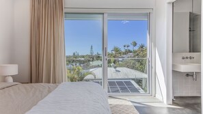 Tabla de planchar con plancha, wifi y ropa de cama 