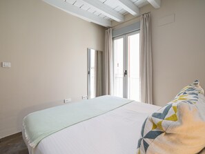 1 dormitorio, tabla de planchar con plancha, Internet y ropa de cama