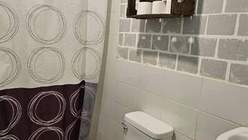 Dormitório compartilhado, banheiro privativo, vista para o jardim | Banheiro | Toalhas de banho, papel higiênico