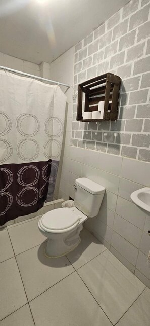 Dormitório compartilhado, banheiro privativo, vista para o jardim | Banheiro | Toalhas de banho, papel higiênico