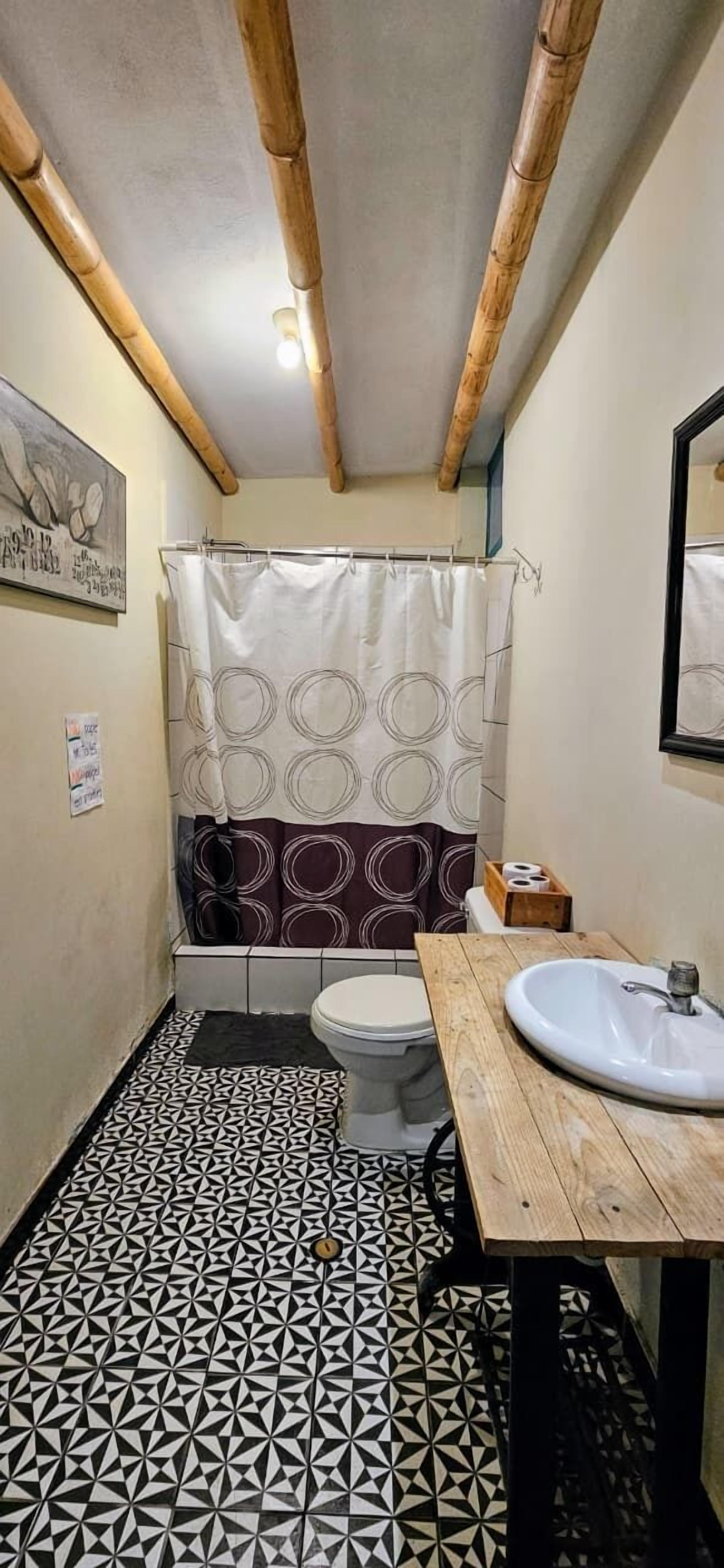 Economy Double Room, Air conditioning, Courtyard View | Bathroom | Towels, toilet paper