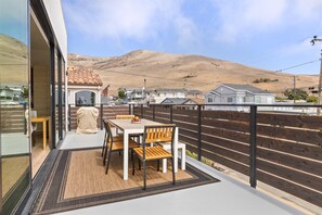 Outdoor dining - Modern Coastal Retreat with Views – Furnished 2BR 2BA - 30+ Day Rental (Morro Bay)