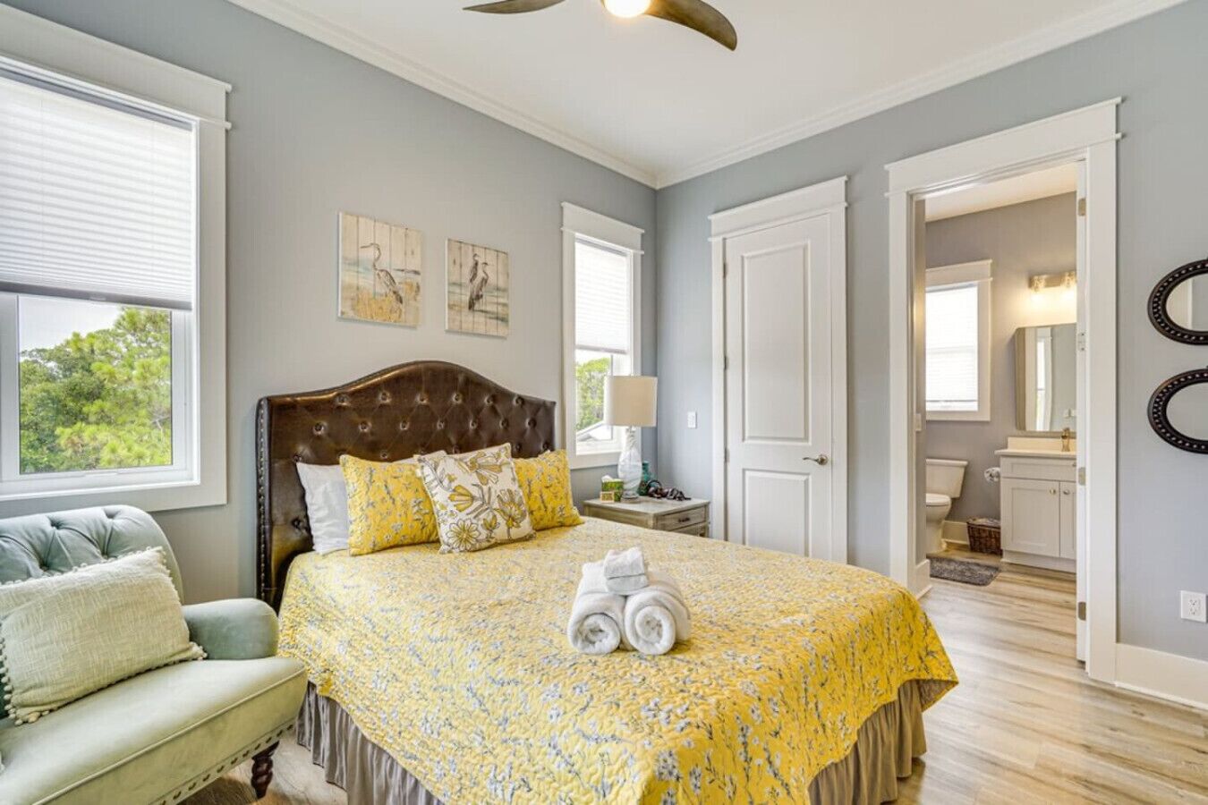 4 bedrooms, desk, iron/ironing board, travel crib