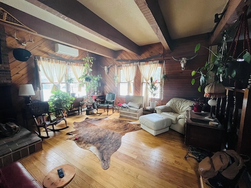  3BR Farmhouse Retreat
Country comfort with farm animals, trails & cozy spaces